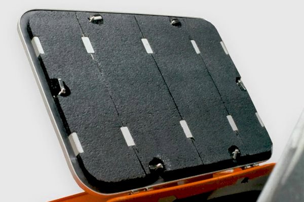 Luke eines Rettungsboots mit schwarzem Schallschutzmaterial auf der Innenseite