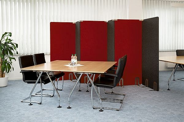 Besprechungsecke mit Roten und Anthrazitfarbenen Stellwänden