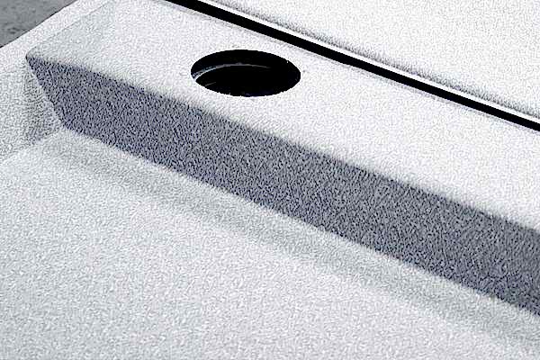 dreidimensional geformtes graues Element mit Ausschnitten