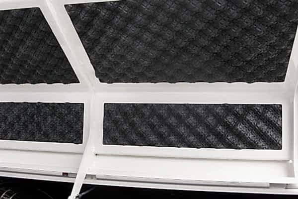 Weißer Kabinendeckel mit eingearbeitetem grauem Noppenschaumstoff