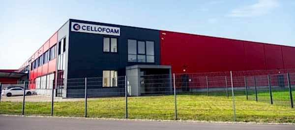 rote Produktionshalle mit Büroteil