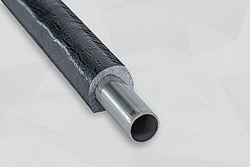 Metallrohr mit einer schwarzen Rohrisolierung von Cellofoam