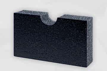 Dunkelgraue Schaumstoffplatte stehend mit schwarzer Folienoberfläche