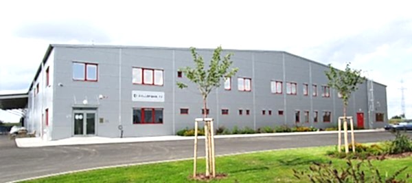 graues zweistöckiges Firmengebäude mit Fenstern