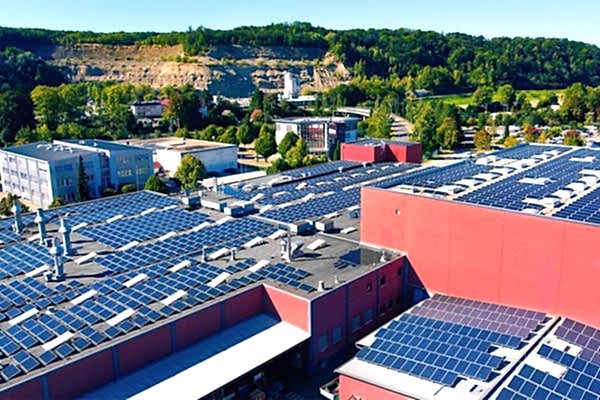 Dach einer Produktionshalle mit unzähligen Solarpanelen ausgestattet