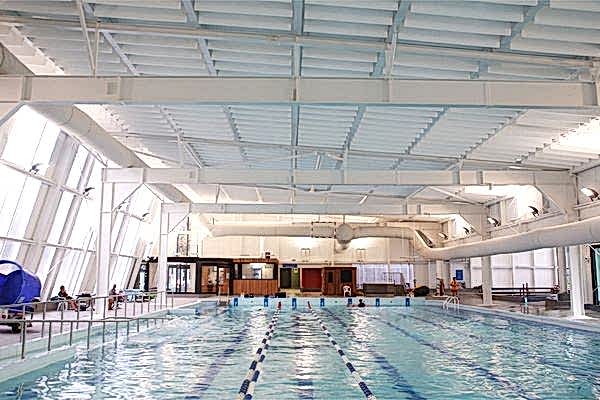 Hallenbad mit einer weißen Decke ausgerüstet mit weißen Akustikplatten