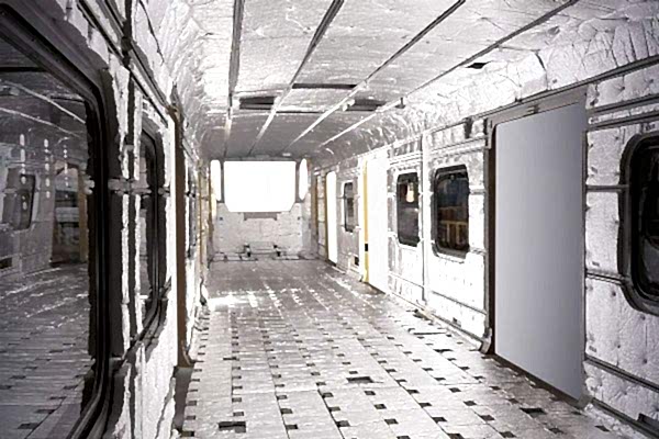 rohe Gerippe eines Zug-Waggons mit Schallschutzplatten an den Wänden