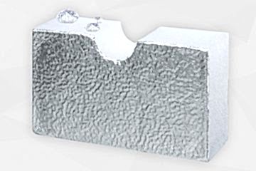 Weiße Polyestervliesplatte mit Aluminiumoberfläche und einem Wassertropfen auf der Kante