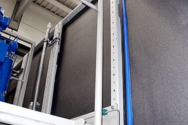 Schaumstoffplatten an einer Wand neben einer Maschine