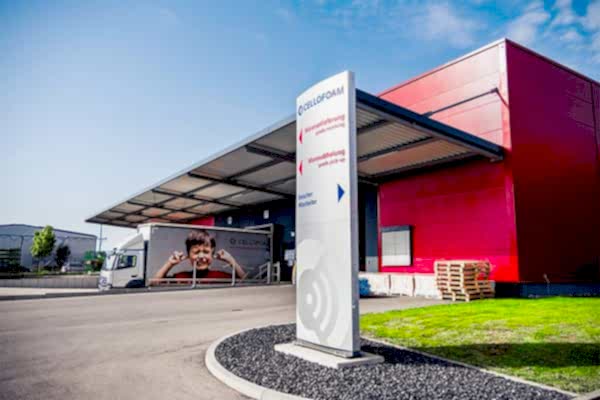 rote Produktionshalle mit Warenausgangsterminal