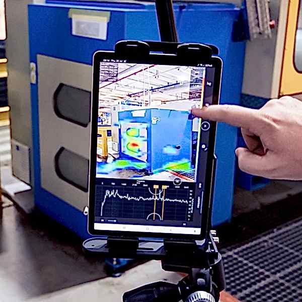 Tablet wird mit Finger bedient und zeigt eine Wärmebildansicht einer Maschine