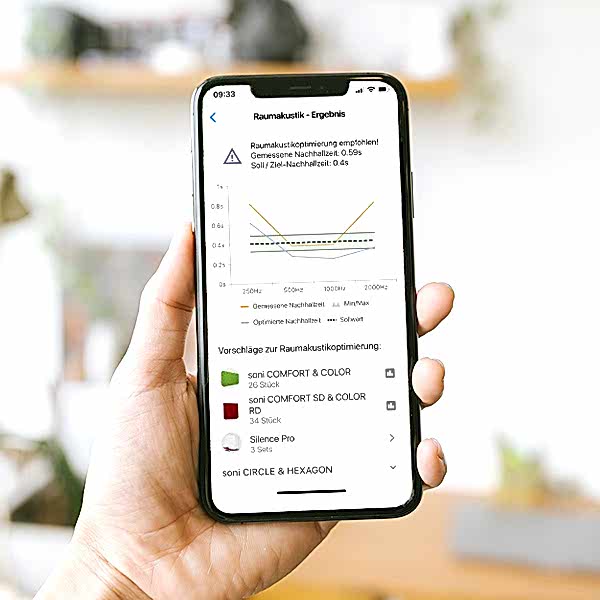 Ein Handy in einer Hand gehalten, zeigt eine Nachhallmessung