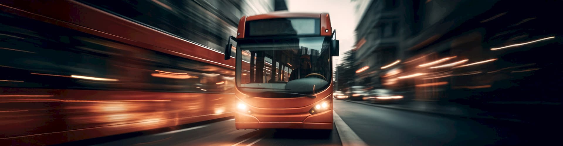 Ein Bus fährt durch eine Stadt bei Nacht