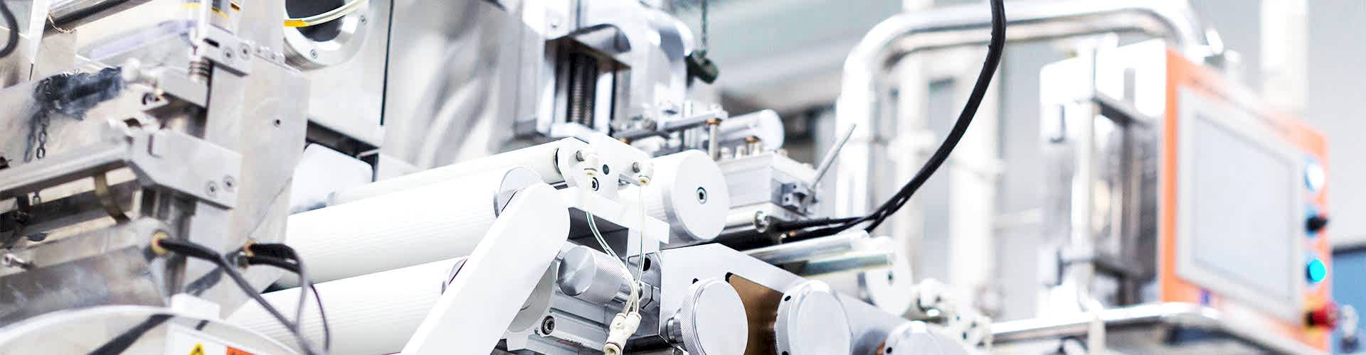 Diverse Rohre und Kabel einer großen Maschine